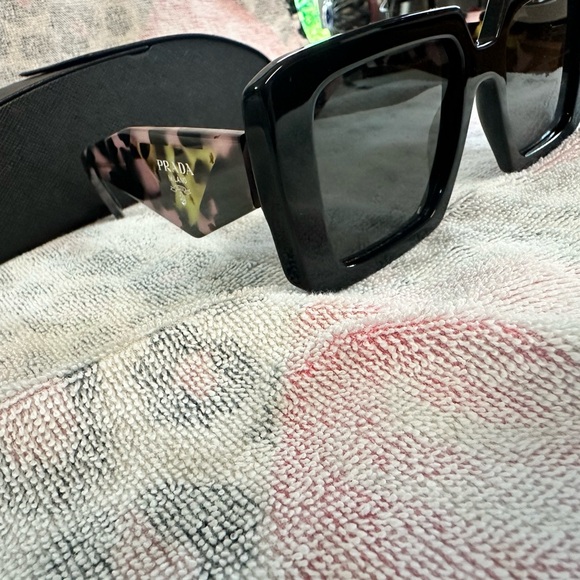 Prada sunglasses - Picture 6 of 7